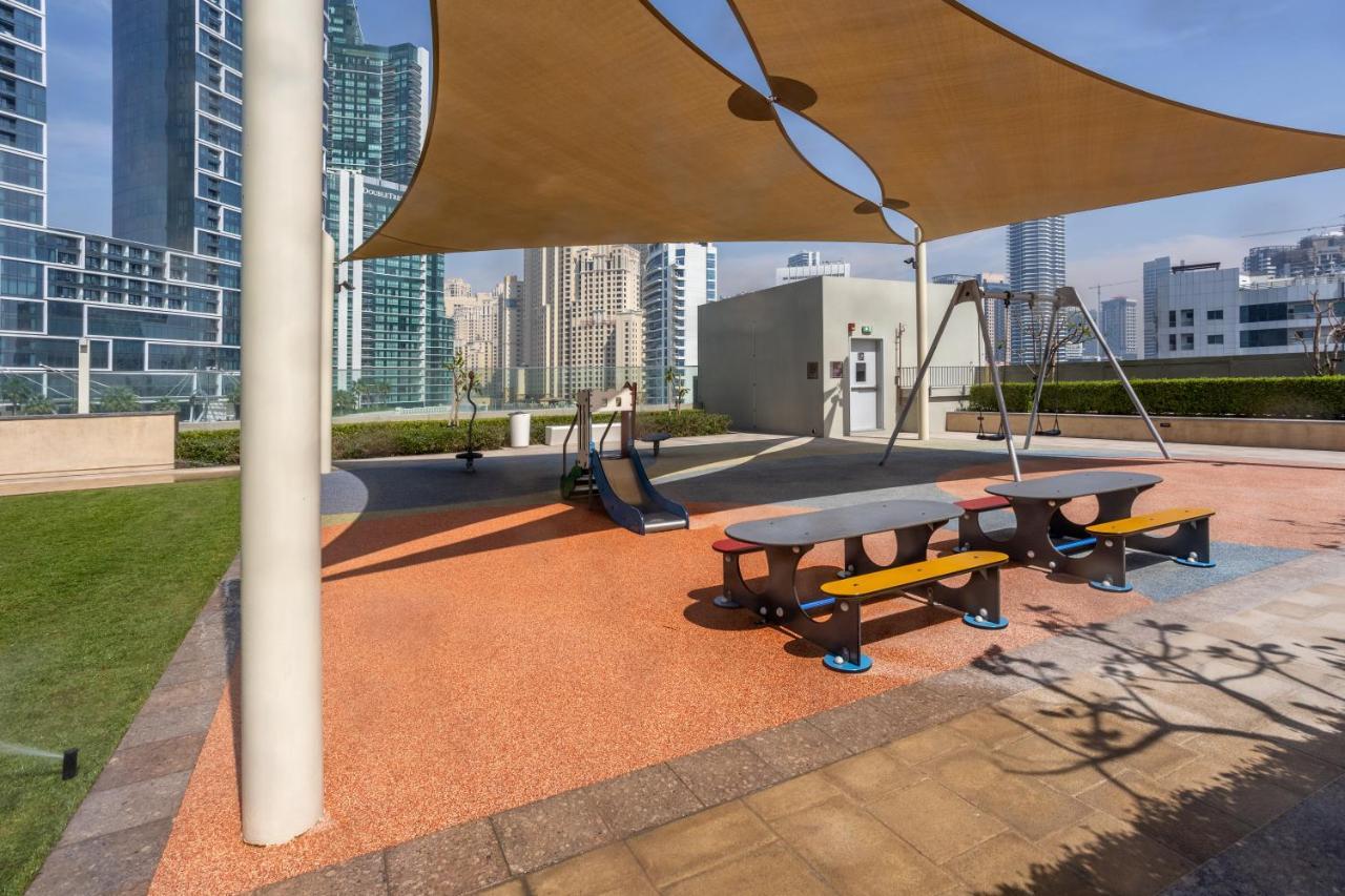 Waves Holiday Home - Waterfront Apartment With Breathtaking Sea Views Dubai Bagian luar foto