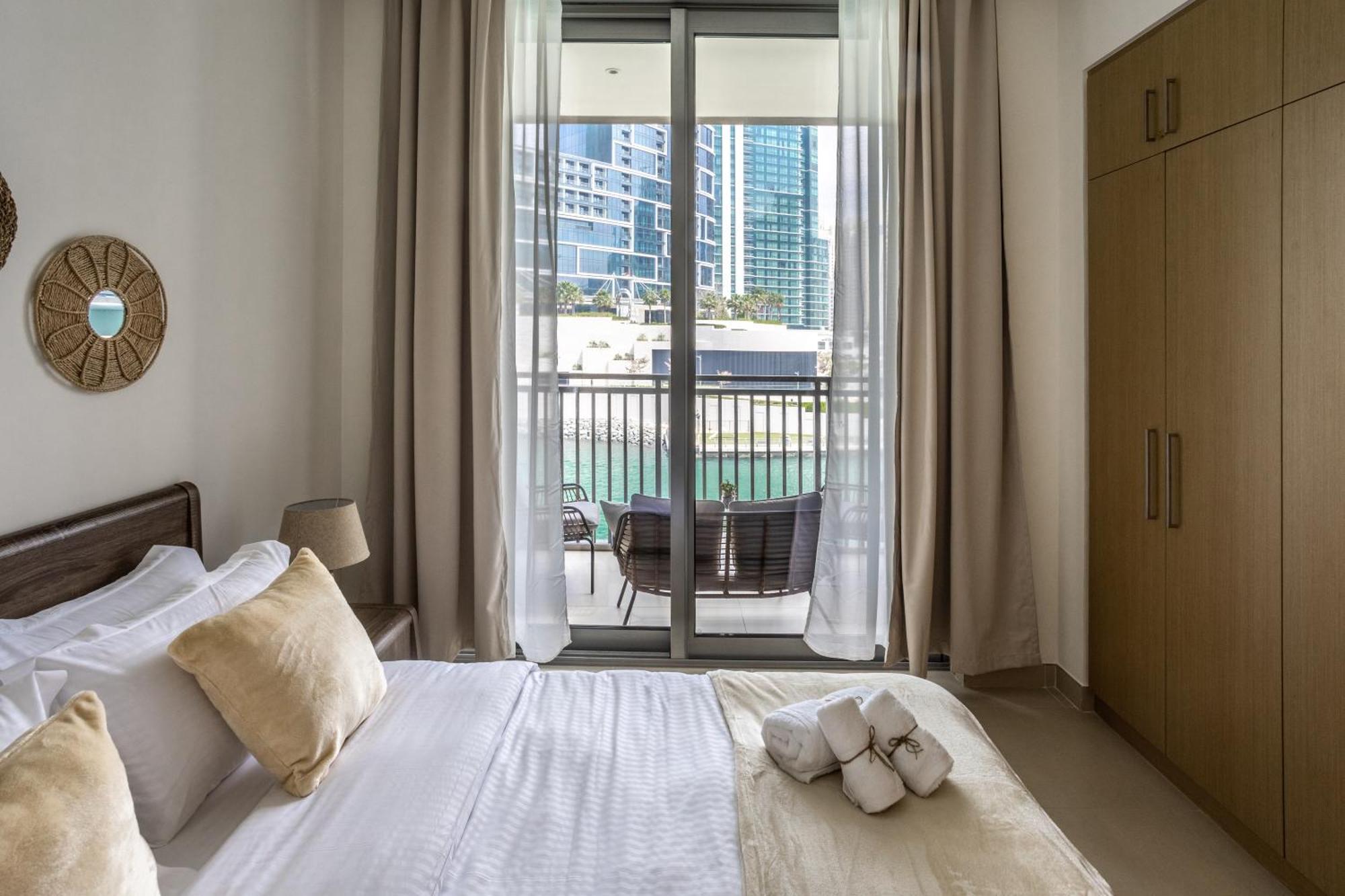 Waves Holiday Home - Waterfront Apartment With Breathtaking Sea Views Dubai Bagian luar foto